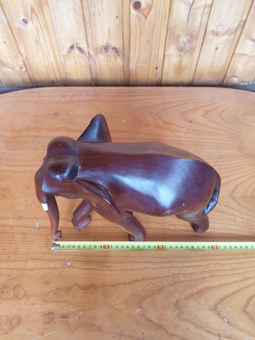 Vand Elefant din Lemn Sculptat
