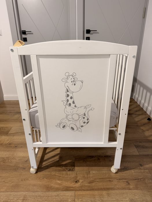 Patut din lemn masiv 120x60 cm Bria alb cu laterala culisanta si saltea cocos LUX 120x60x12 cm, reglabil pe 3 nivele