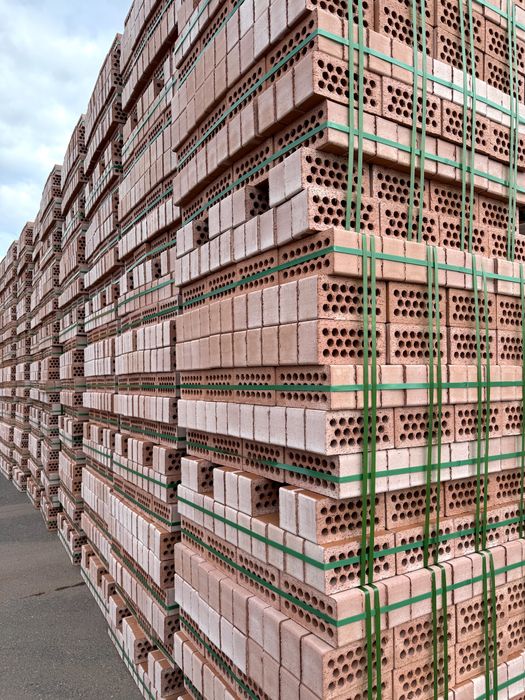 Кирпич керамический рядовой полуторный 1.4НФ М150-200. Склад в Астане