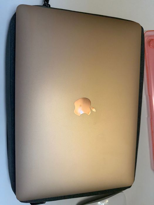 Macbook air 13 цвят Rose gold, 256GB SSD, процесор M1, 8GB рам - като нов! Комплект с мишка Apple Magic Mouse 3,калъф и преносима чанта към него