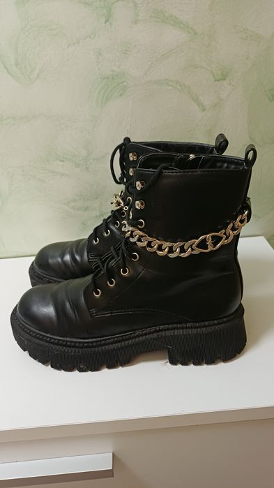 Кожени боти с верижки
