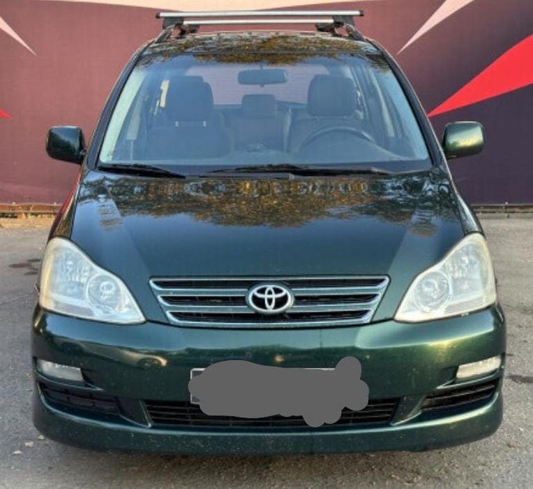 Продам переднюю решетку от Toyota Avensis Verso 2005 года