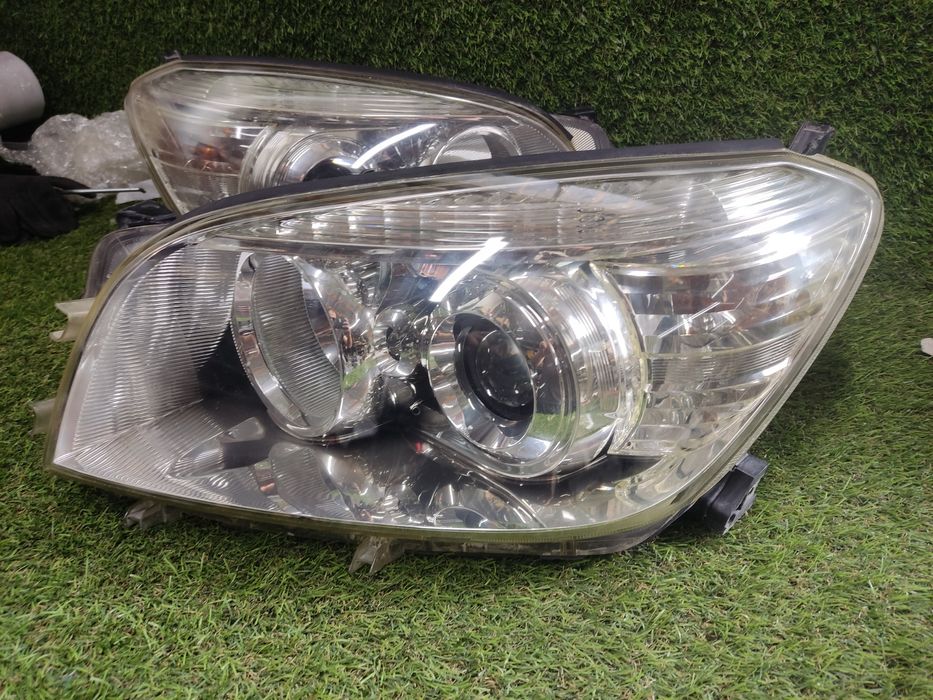 Фары Toyota RAV4