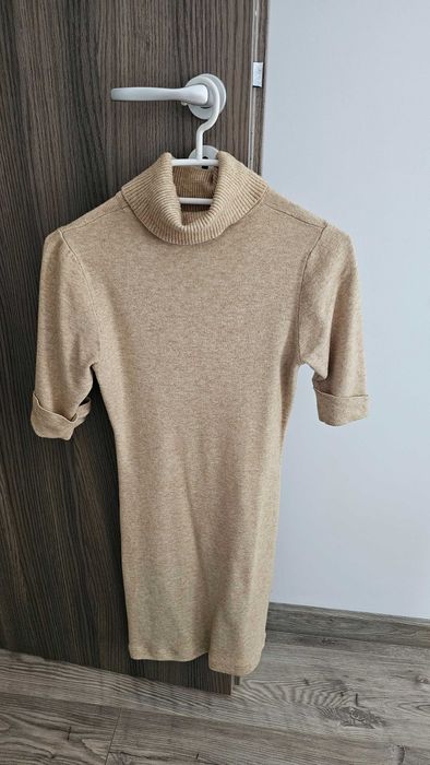 Rochie tricotata soft bej cu guler intors si maneca scurta
