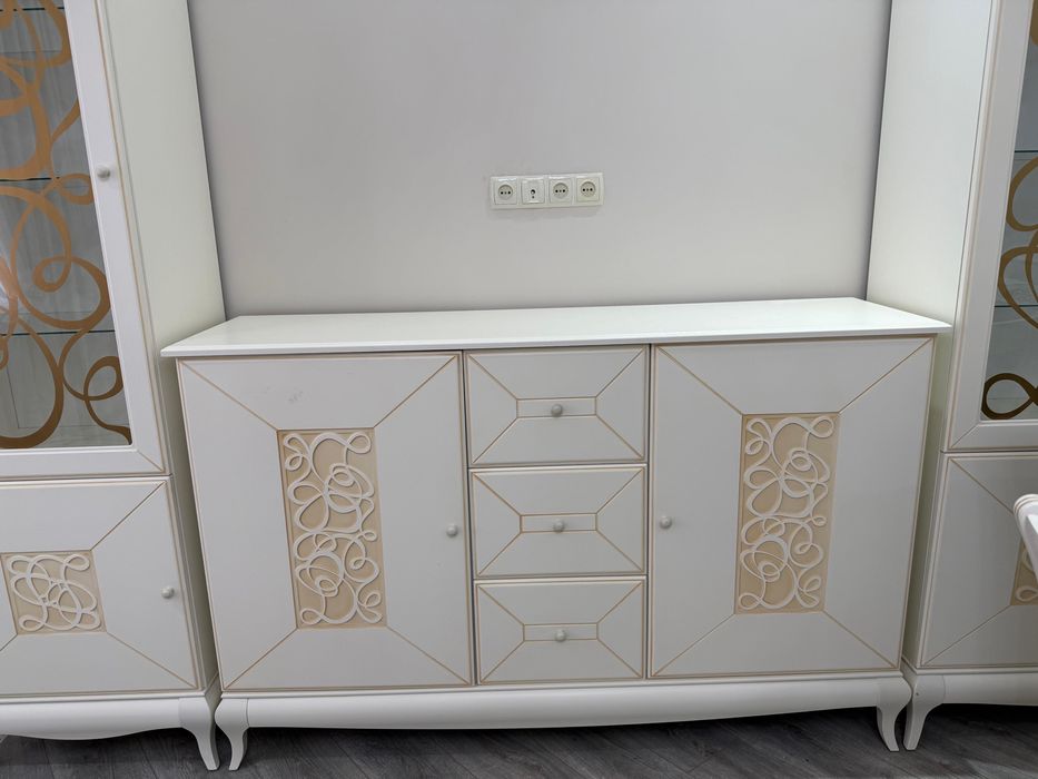 Шкаф витрина в гостиную