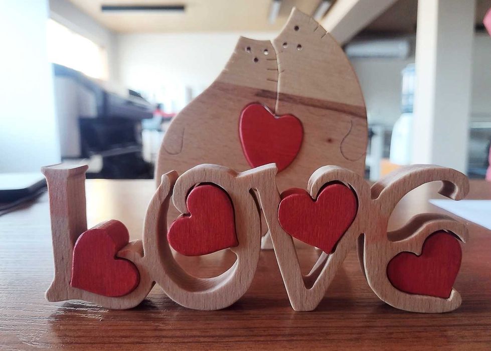 Изработвам забавни пъзели от дърво.