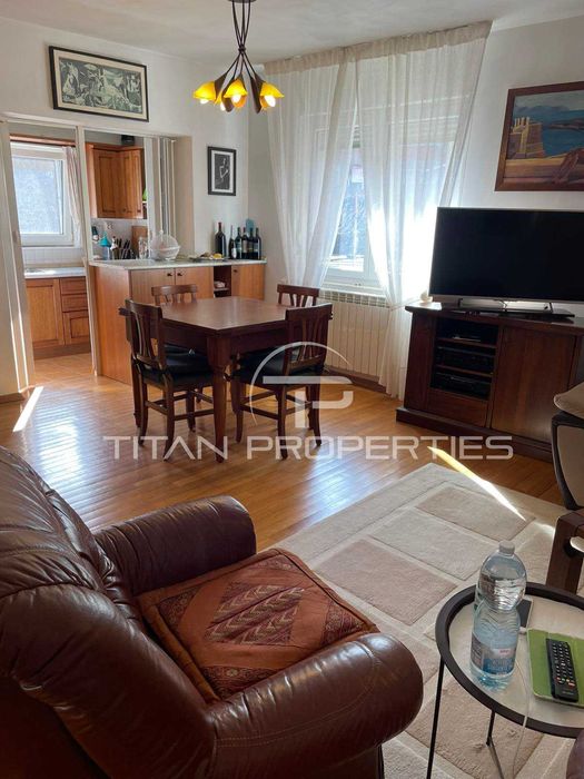 Триетажна къща с гараж в Кючук Париж