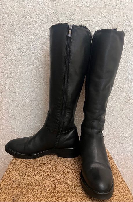 Сапоги  38 размер ,из натуральной кожи  на меху, черные