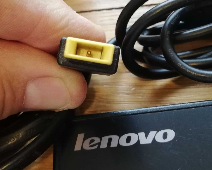 Alimentatoare / incarcatoare originale Lenovo mufa dreptunghiulara.
