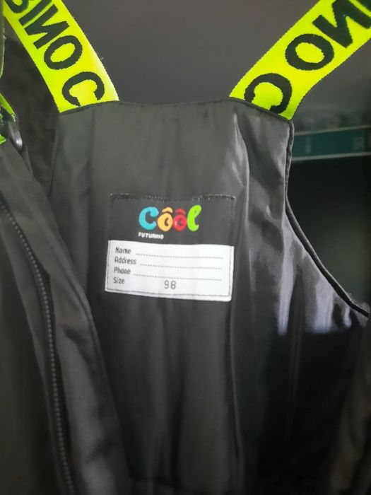 Сатылады детская куртка и комбинезон.