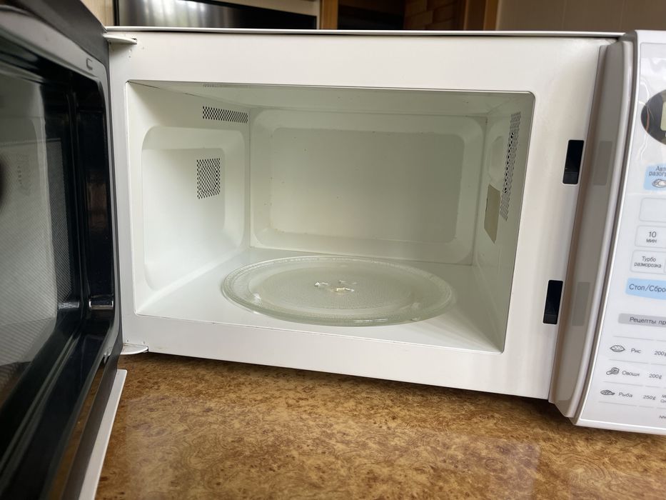 Продам б/у микроволновую печь Panasonic NN-MX26WF