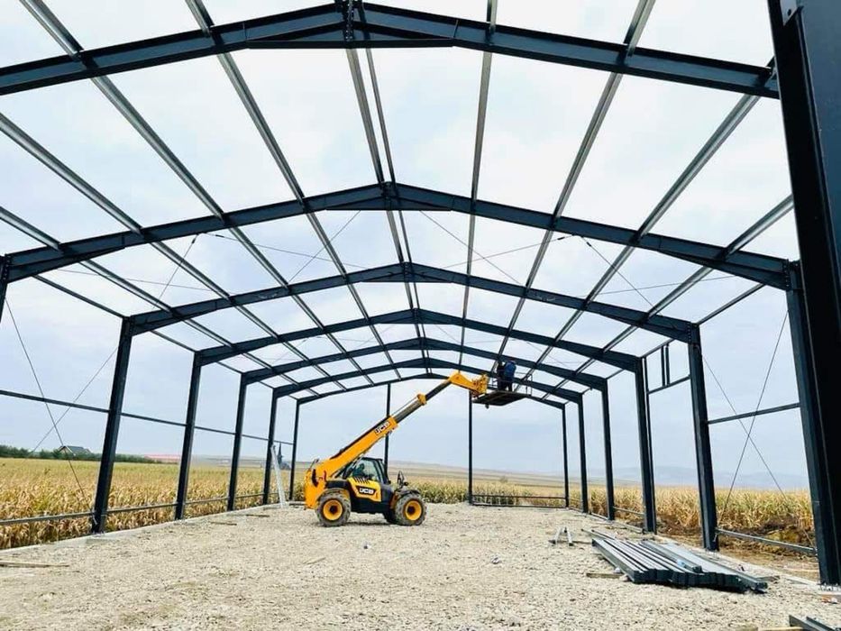 Hala metalica panouri sandwich la cheie