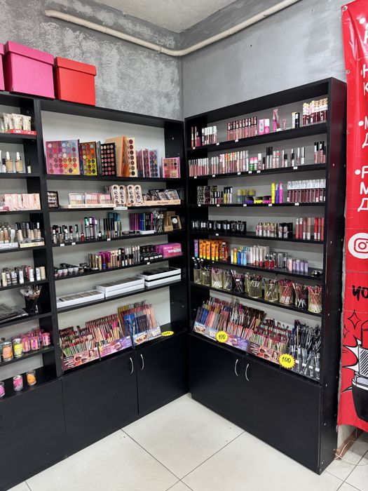 Продам витрины стеллажи