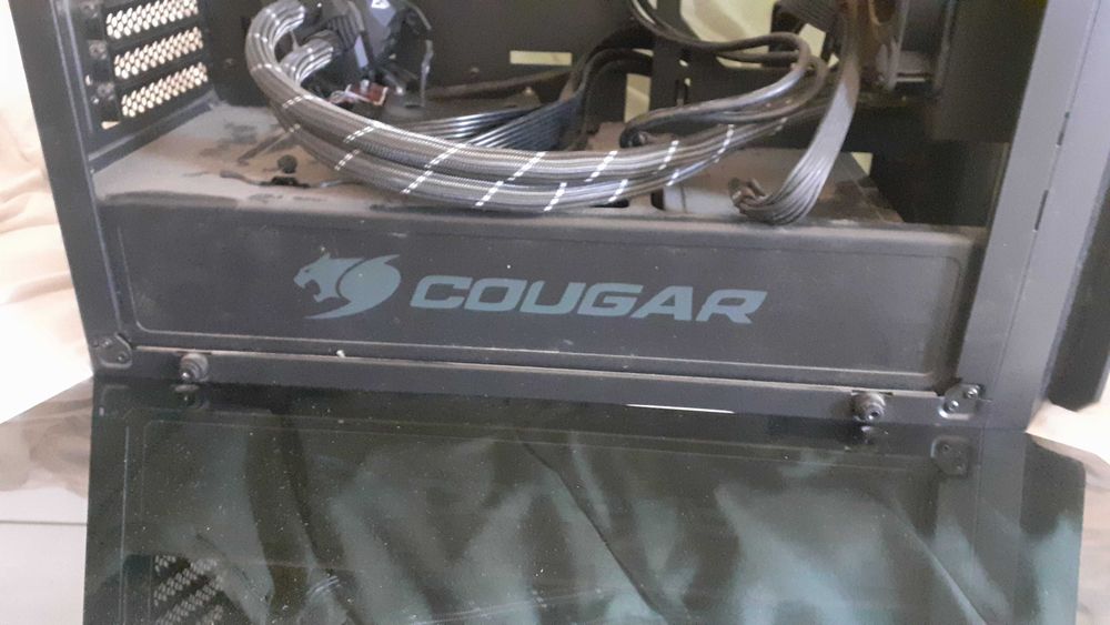 Стъклена кутия за компютър Cougar, в комплект с водно охлаждане