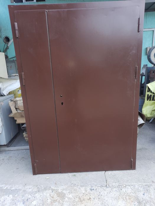 Срочно продам двухстворчатые двери