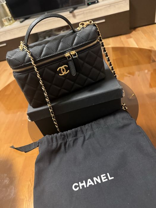 Продавам CHANEL 22 Hand Bag