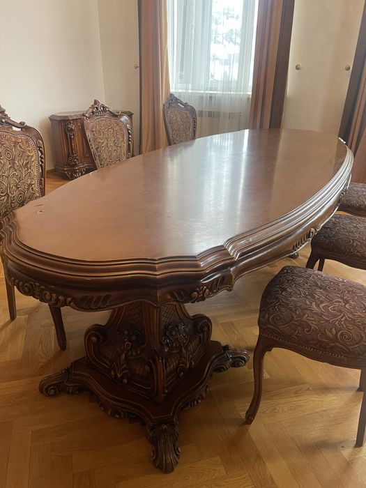 Продам стол для гостинной.