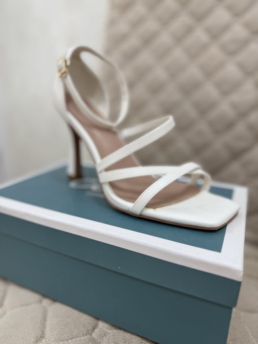 Босоножки новые белые