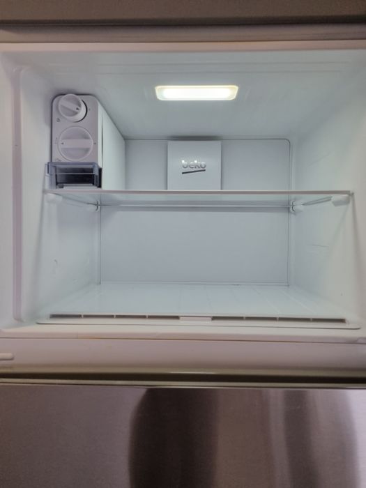 Vând frigider beko si scaune