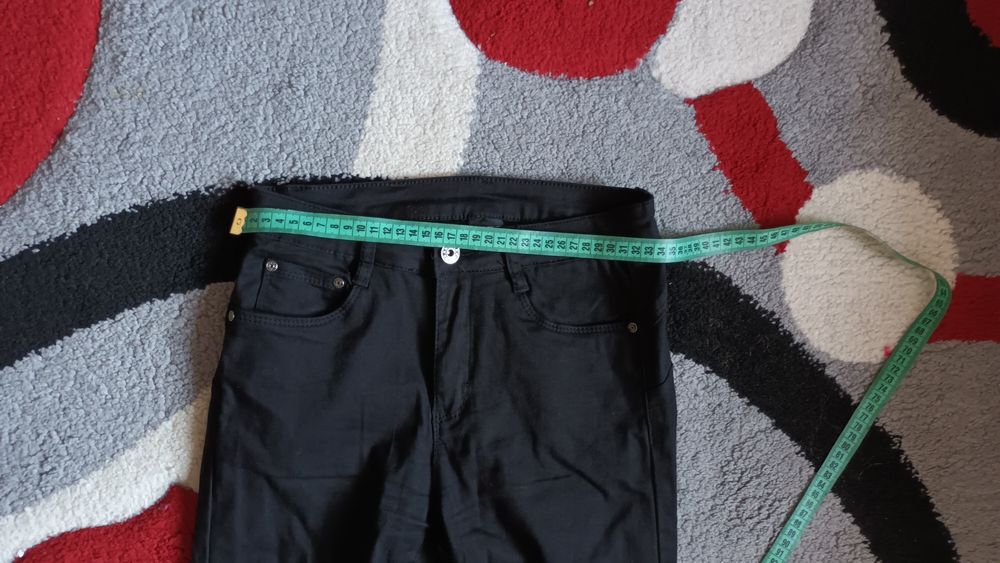 Vand pantaloni negri