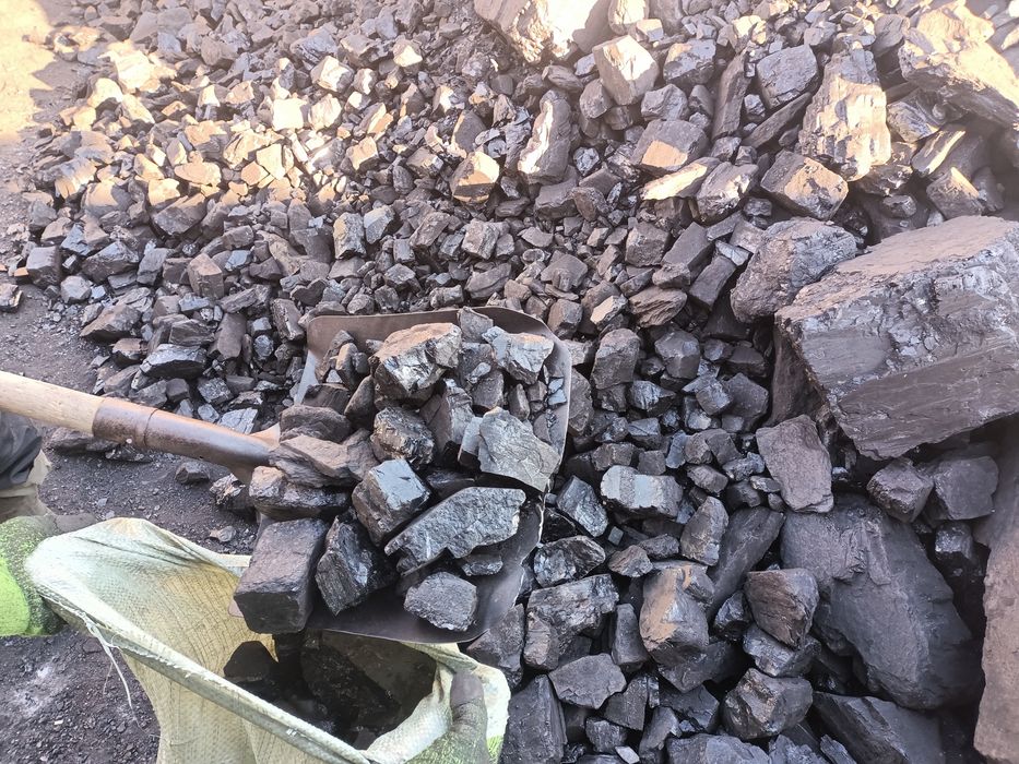 Уголь и дрова в мешках
