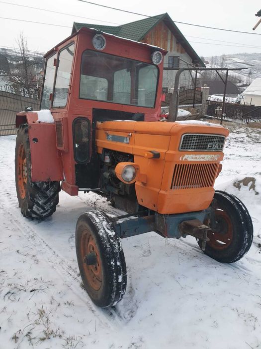 Tractor fiat 550 cu cabină închisă.Fălticeni