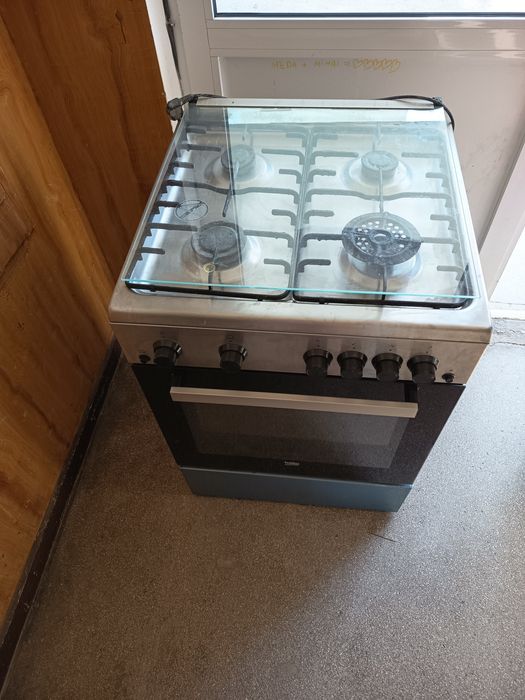 Aragaz Beko puțin folosit