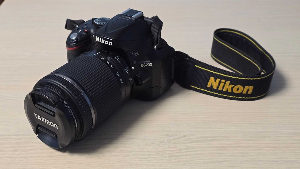 Nikon D5200 + obiectiv 18-55 Nikon + obiectiv 18-200 Tamron