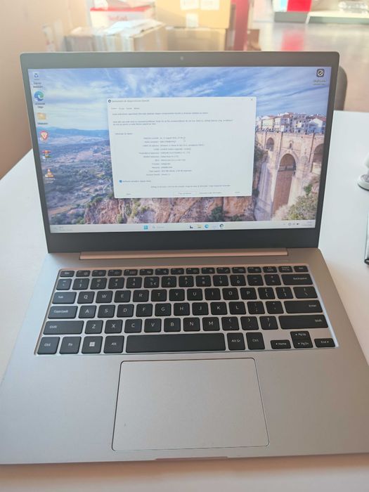 Laptop slim de 14" Samsung Galaxy Book2 Go NP345XLA,  Windows 11, baterie aproximativ 10 ore sau dezmembrez