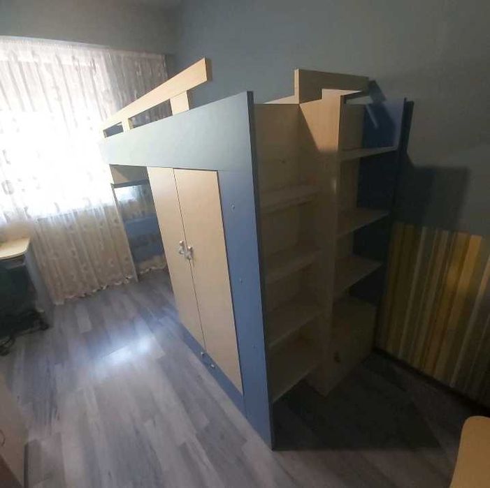Двуетажно легло с бюро и гардероб