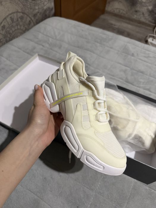 Продам кроссовки