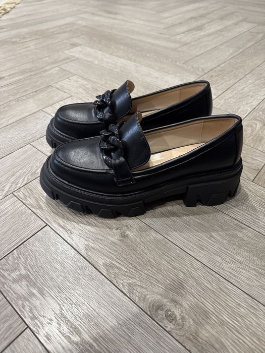 Совершенно новый обувь-туфли для девушек