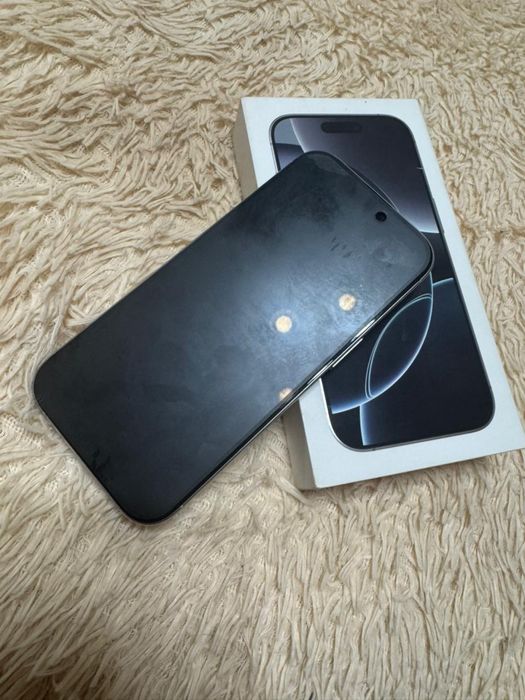 Айфон 16 про в белом цвете