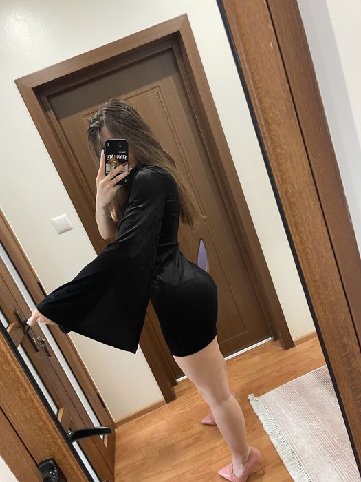 Къса черна рокля