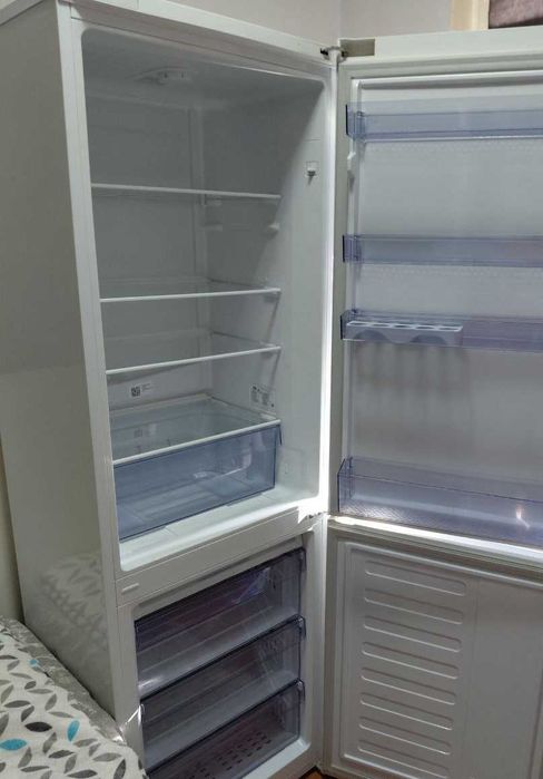 Холодильник Beko RCSK339M20W