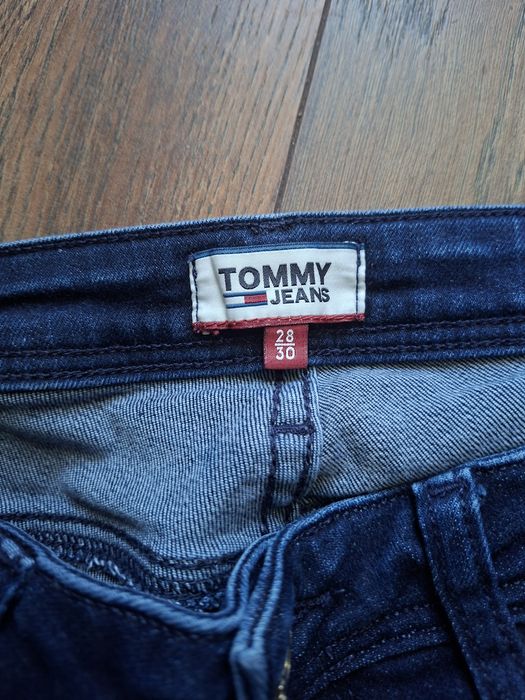 Продавам дамски дънки Tommy Hilfiger