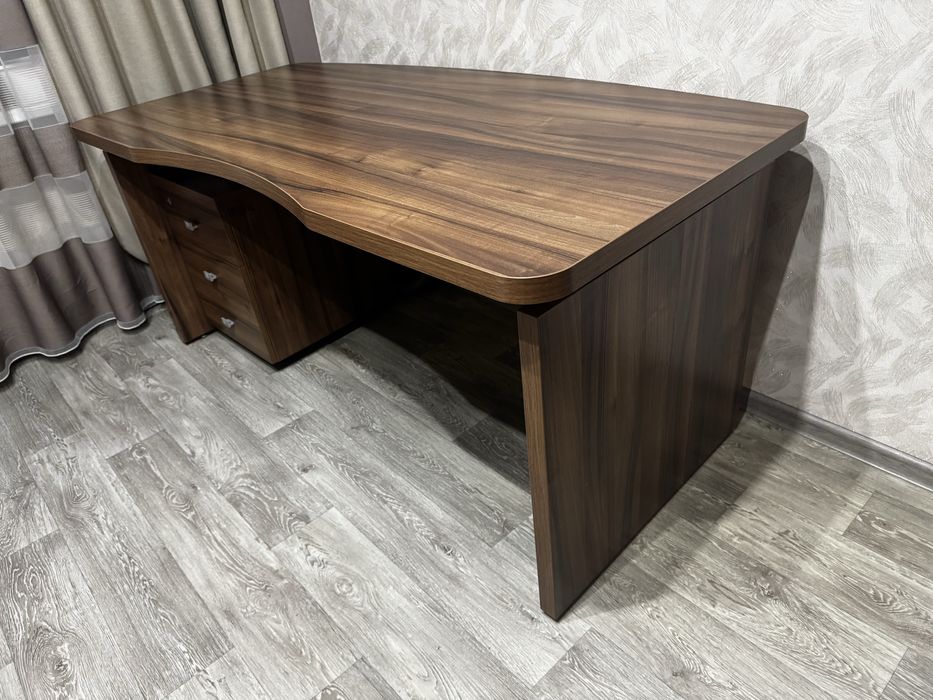 Стол офисный с тумбой