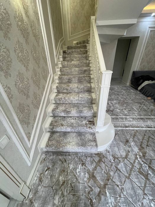 Профессиональная укладка ковролина и дорожек на лестницы в Ташкенте