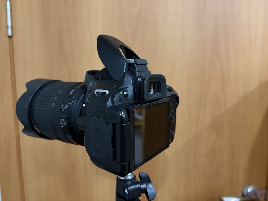 Камера Nikon со штативом
