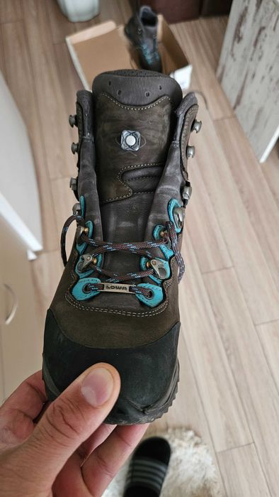 Продавам дамски обувки LOWA MAURIA GTX ws за планина , трекинг , лов .