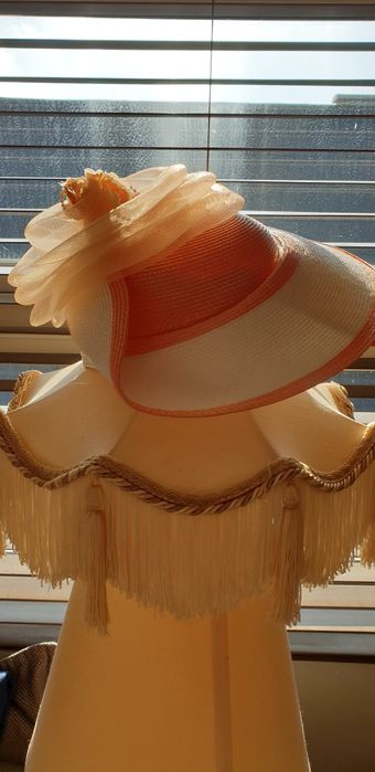 Palarie portocaliu și alb