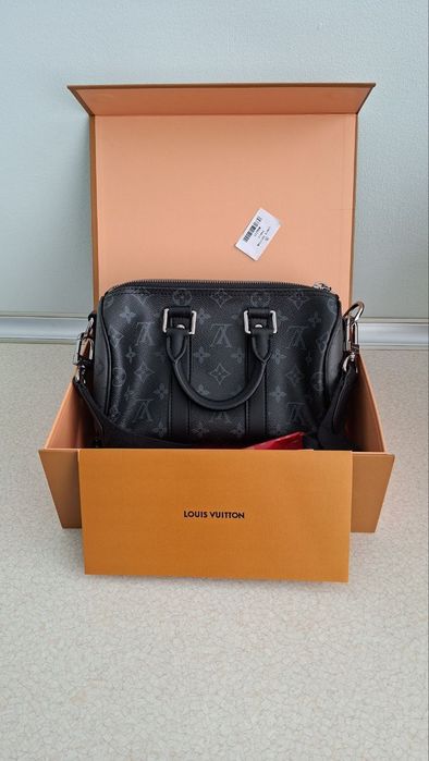 Louis Vuitton продаётся сумка женская оригигал, новая с пасспортом и к