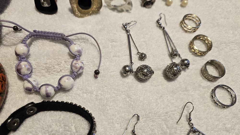 Разнообразие от бижута на цени от 2 до 5 евро за брой.