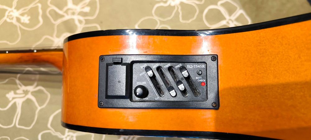 Продавам акустична китара