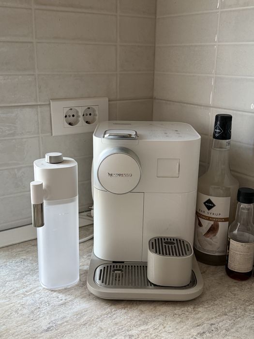 Espressor capsule NESPRESSO Gran Lattissima