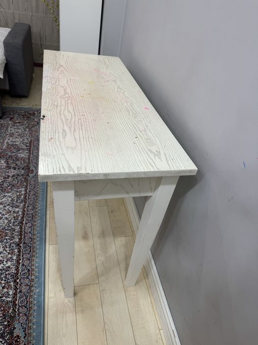 Камод и стол  белого цвета