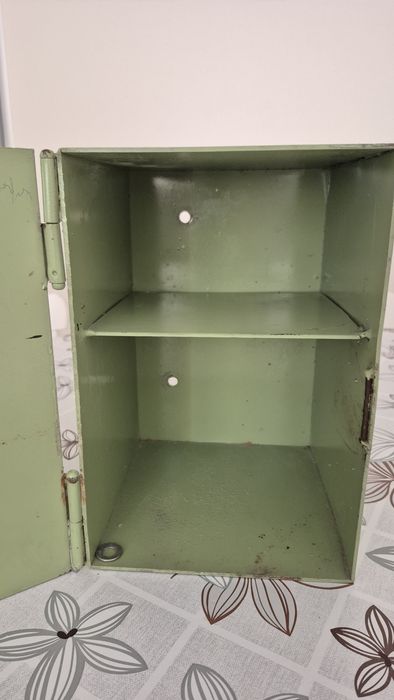 Метална каса - сейф с размери 30/20/20 см.