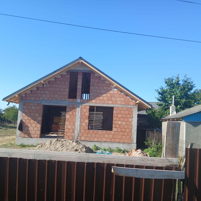 Casa de vanzare la rosu
