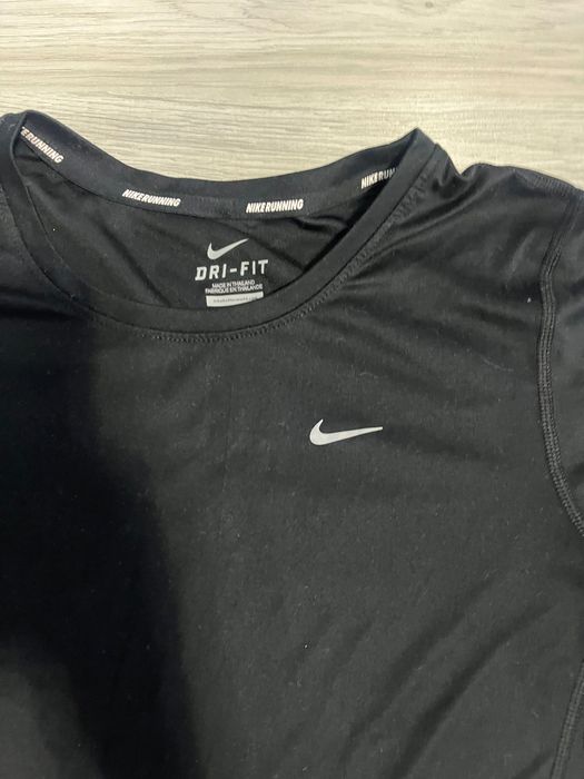 ⸻  3. Оригинална дамска тениска Nike Dri-FIT – Размер M – Отлично състояние