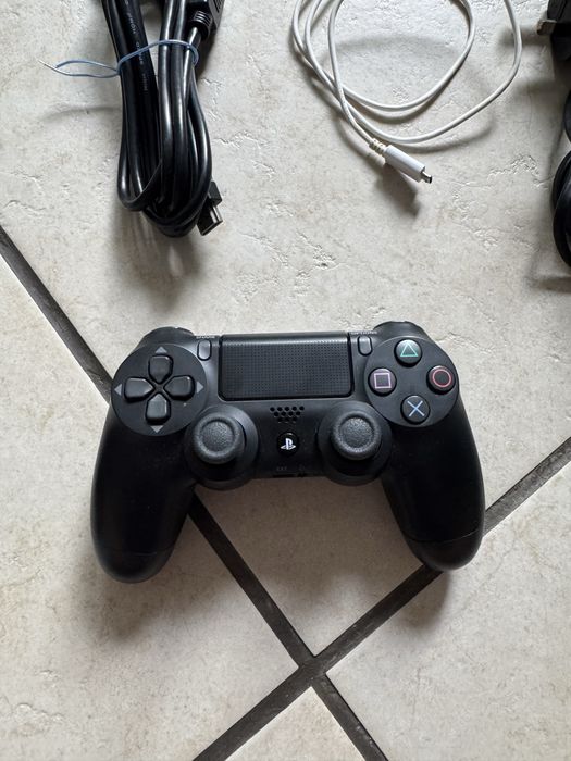 Playstation 4 ps4 de 500gb si 2 jocuri.
